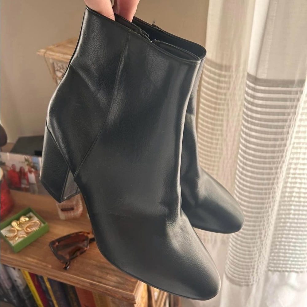 Never worn black boot!